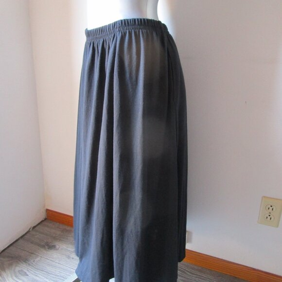 Lightwweight polyester black skirt with pockets. Hanes medium size, 31 inch. - Picture 4 of 10